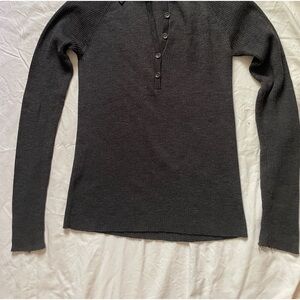 Grey wool sweater with lots of stretch-perfect condition & fitted